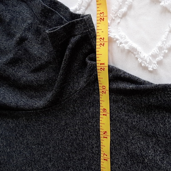 Old Navy t-shirt.short sleeve  Gray.  Medium. - Picture 6 of 8